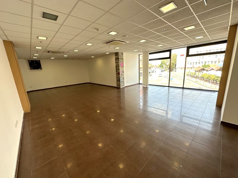 Obchodný priestor s výkladom do ulice 88 m2 v centre mesta Galanta, novostavba JAS PARK. 1.poschodie 490 €