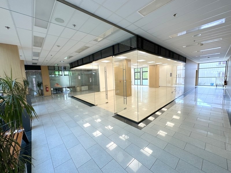 Obchodný priestor 80 m2 v centre mesta Galanta, novostavba JAS PARK – 1.poschodie. 447 €