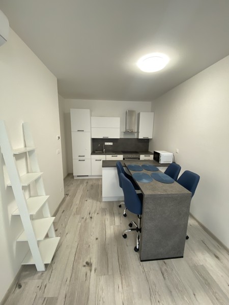 Na prenájom krásny zariadený klimatizovaný 2 izbový byt 75 m2, 1/1, novostavba Jednota, Galanta 730 €